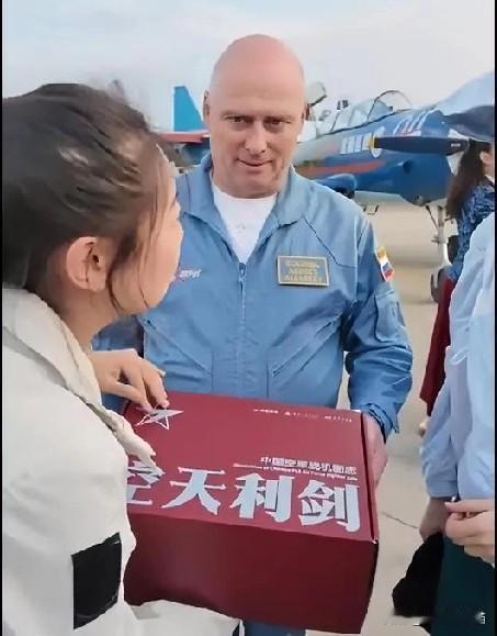 俄罗斯飞行员要“打包中国战机”？

2025南昌飞行大会上中俄航空人的互动报道，