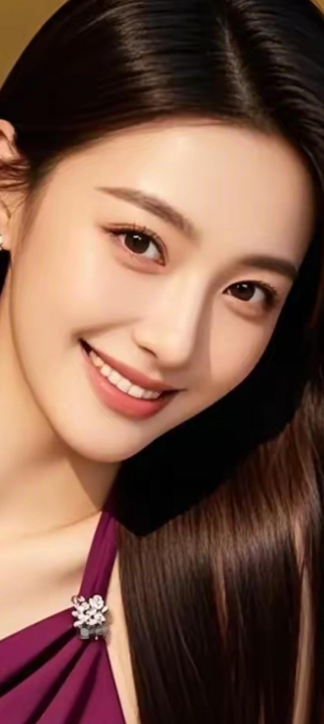 优雅微笑，紫衣配饰，尽显迷人魅力！🌹✨