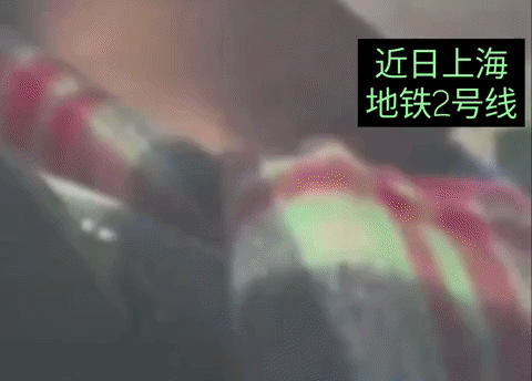 近日上海地铁2号线，两名外来人员，在地铁上互殴，边某因为一位女乘客打电话声音大，