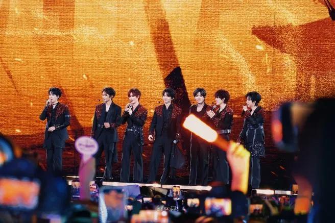 时代少年团演唱会现场燃爆全场，七名成员活力开唱，从热血舞曲到温柔情歌轮番上演。舞