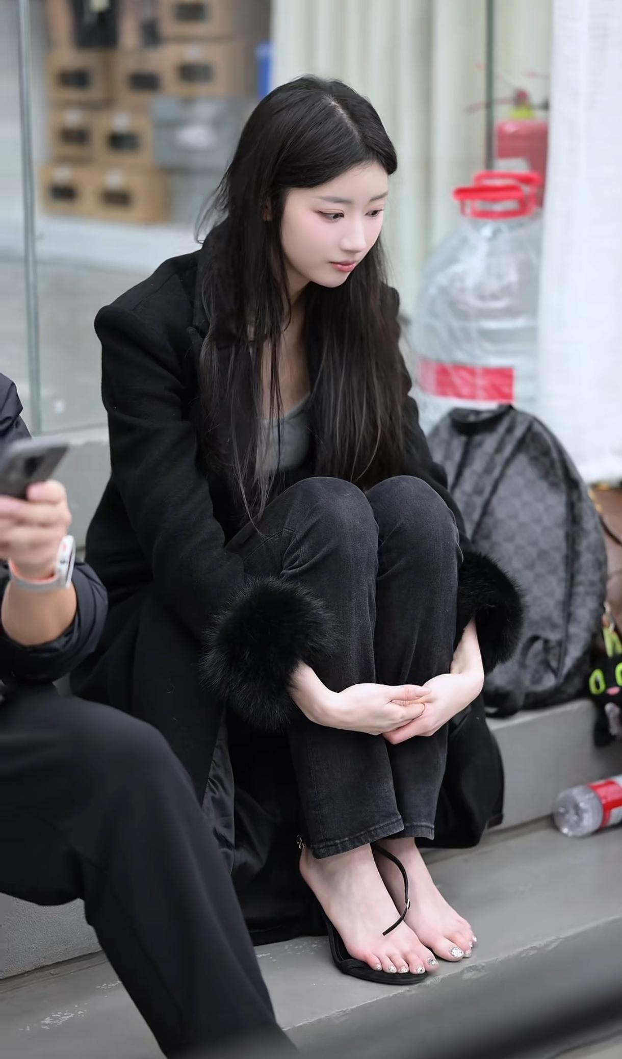 演员董雨萱的小脚丫好白好嫩啊，这样的美女真极品！
