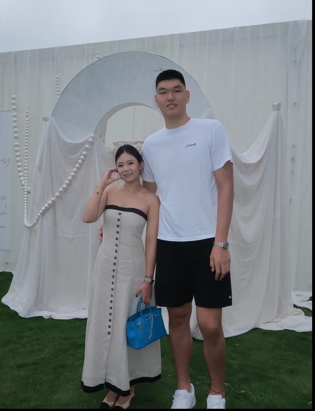 刘传兴的媳妇和刘传兴挺有夫妻相的，有点小性感，很有味道！ 