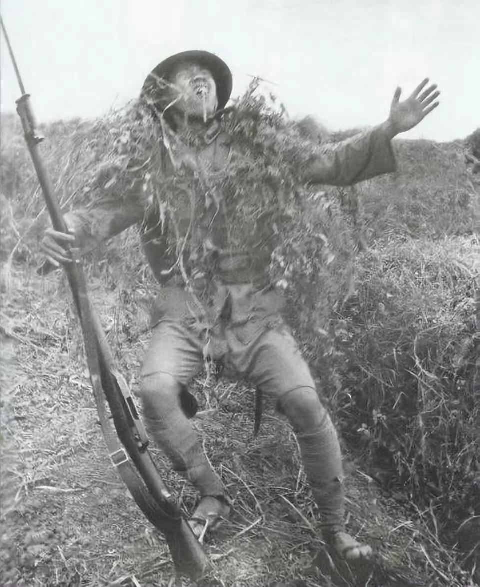 被日军子弹击中瞬间的中国士兵。是17岁桂军战士朱文海。1938年，美国记者Wal