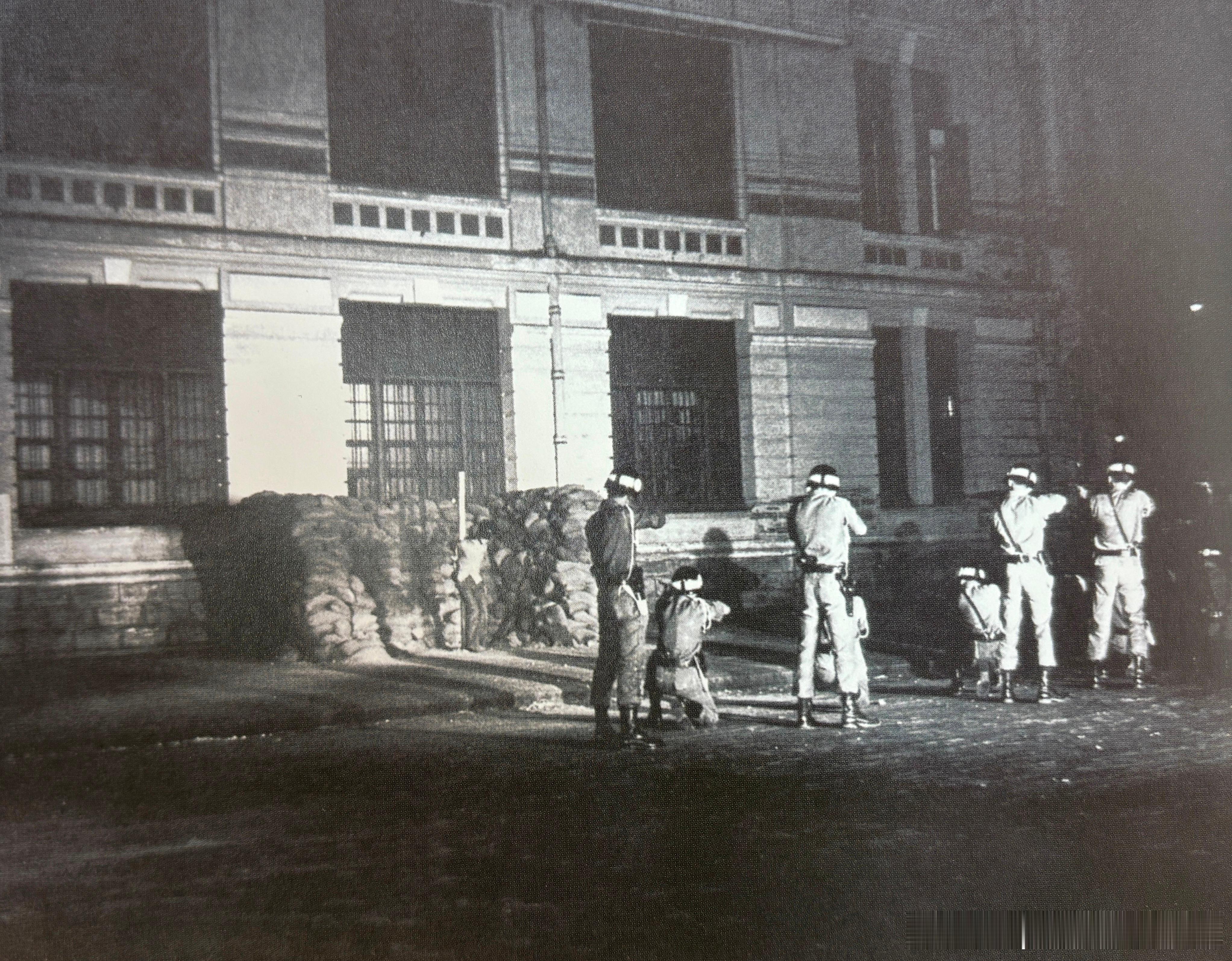 1965年越南一名高中生在清晨的西贡广场被枪决，仅仅因为他被怀疑是越共分子历史影