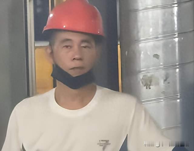 工人撞脸陈小春反转，事主被迫离职陈小春赶往广东，直播真相大白