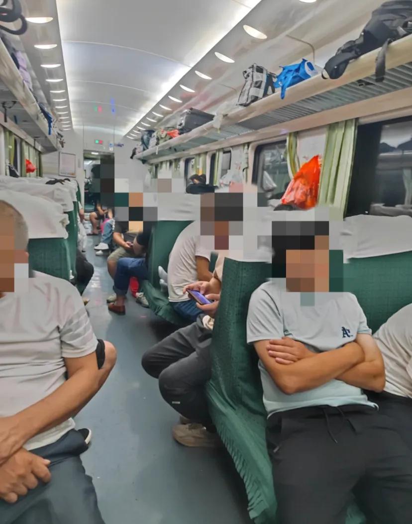 原来硬座的意思不是座位很硬
而是硬坐着，不能靠不能躺，就硬挺挺座着长途火车 #火