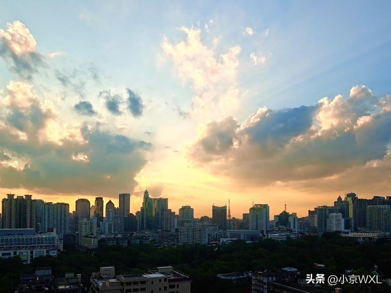 最美的日落
分享手机里的随手拍
前几天傍晚，在朋友家的十六楼看到最美的落日晚霞。
