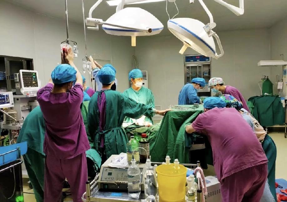 真是个狠人啊！
深圳36岁外卖小哥为提神连灌6瓶功能饮料，直接住进重症监护室，这