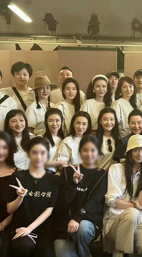 刘亦菲美得好突出果然美人从不怕同框比拼，身处一众高颜值艺人中刘亦菲气场颜值双双拔