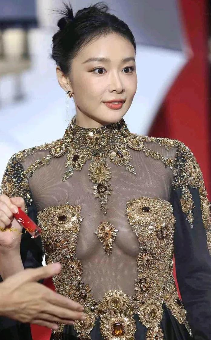 高叶为啥要穿成这样啊？宝石位置不对，高了点，已经出名了 何必多此一举，穿衣打扮，