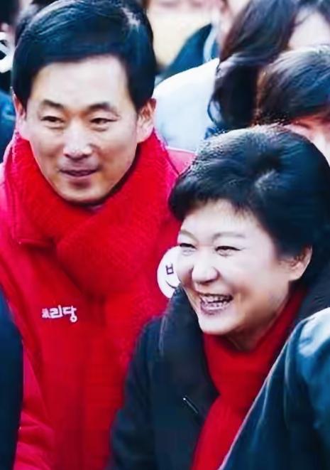 朴槿惠和柳荣夏是不是才是真正的“蓝颜知己”？
在朴槿惠最艰难的日子里，人生的低谷