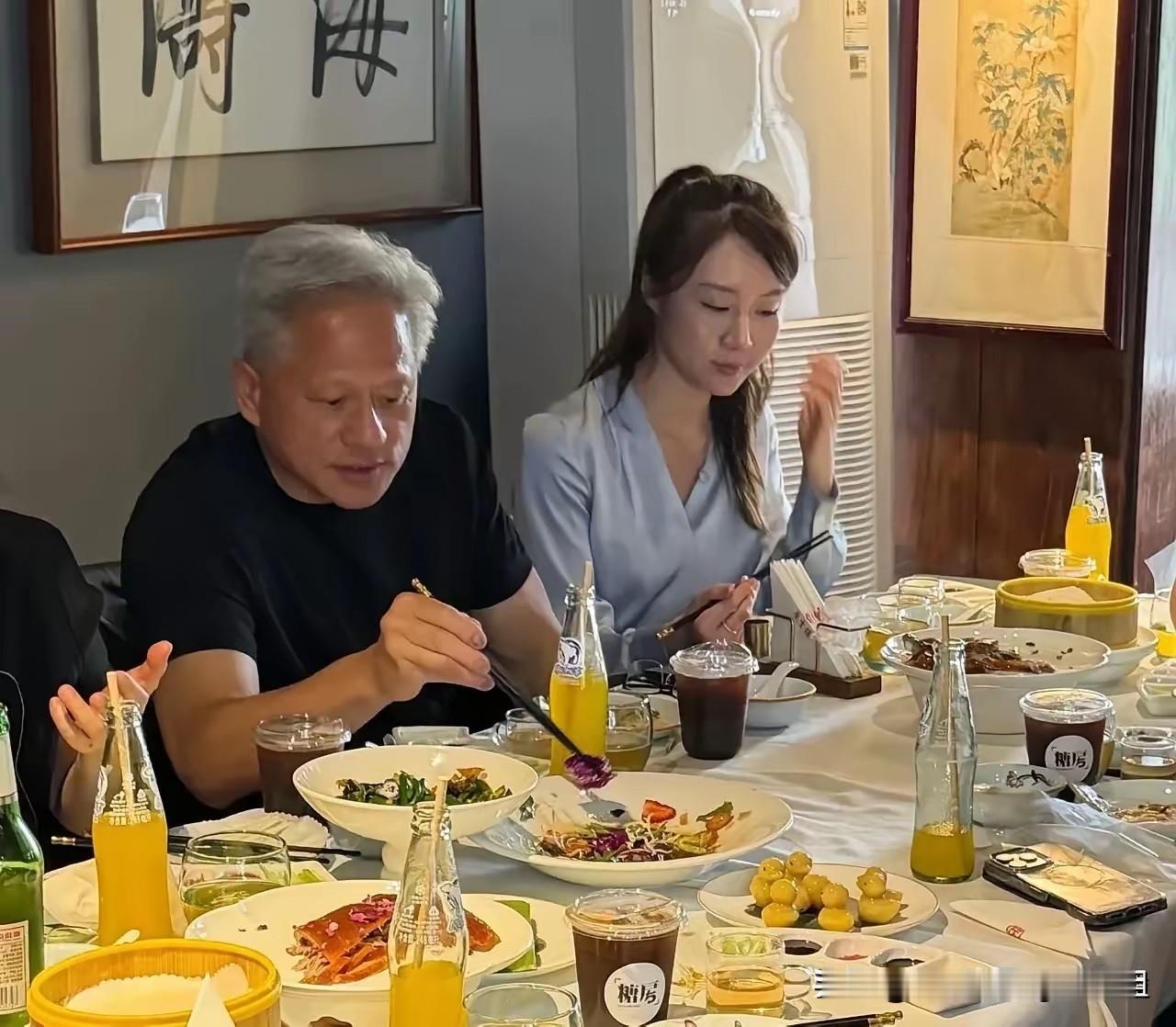 最近大家都把注意力放在黄仁勋助理金洋上，这个助理确实不一般！
这次黄仁勋随特朗普