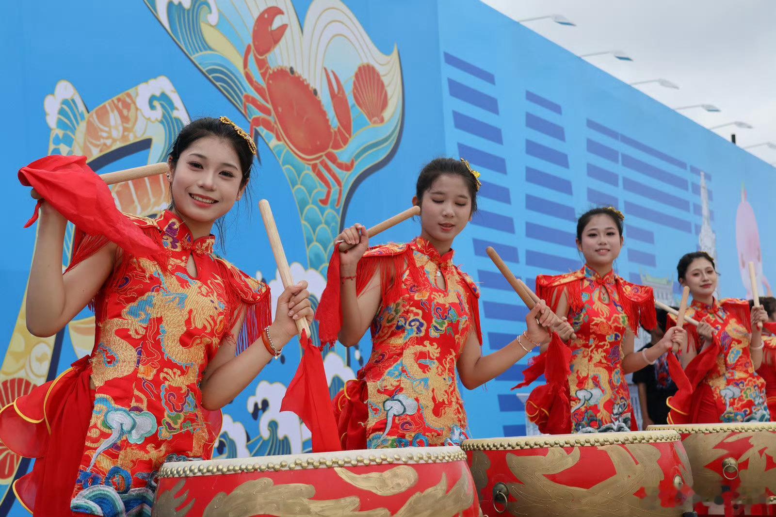 在汕尾，风山祖庙是文化的根，非遗馆是传承的脉，而粤BA赛场则是热血的心跳。看球的