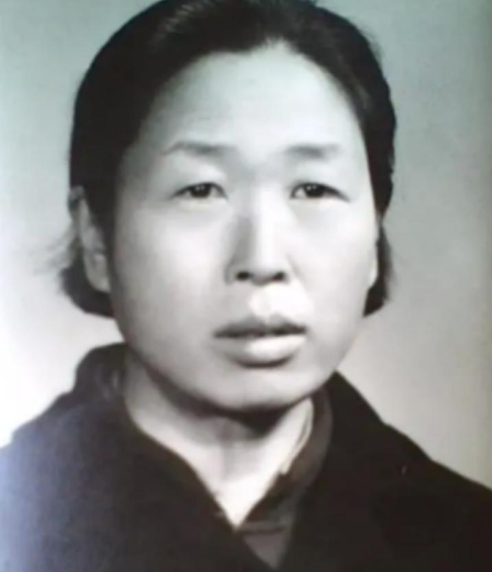 1977年底，原中组部副部长高淑兰被中央免去职务。她收拾好办公桌上的私人物品，交