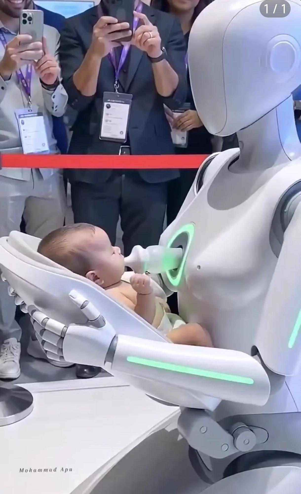 皮肤接触，幼时的哺乳，感情的交流是机器不能替代的。好颠啊，哺乳期的婴儿看不到家人