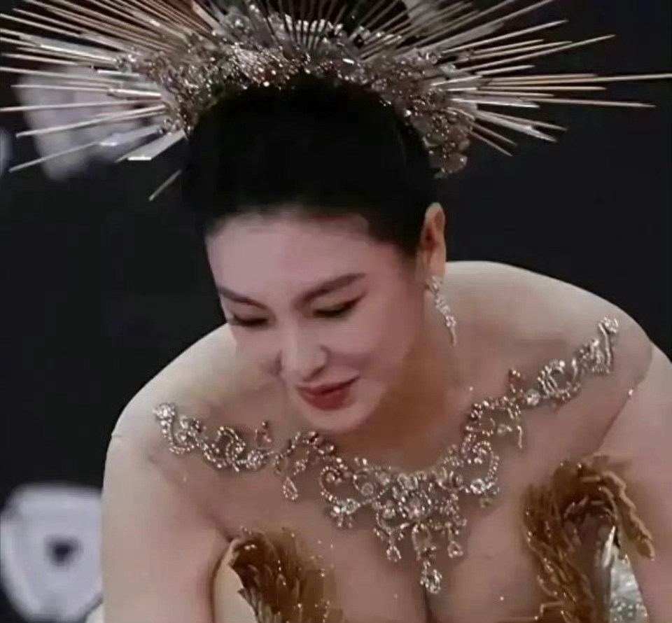 张雨绮这礼服是不是有点过紧了，这身材看着太壮观了 