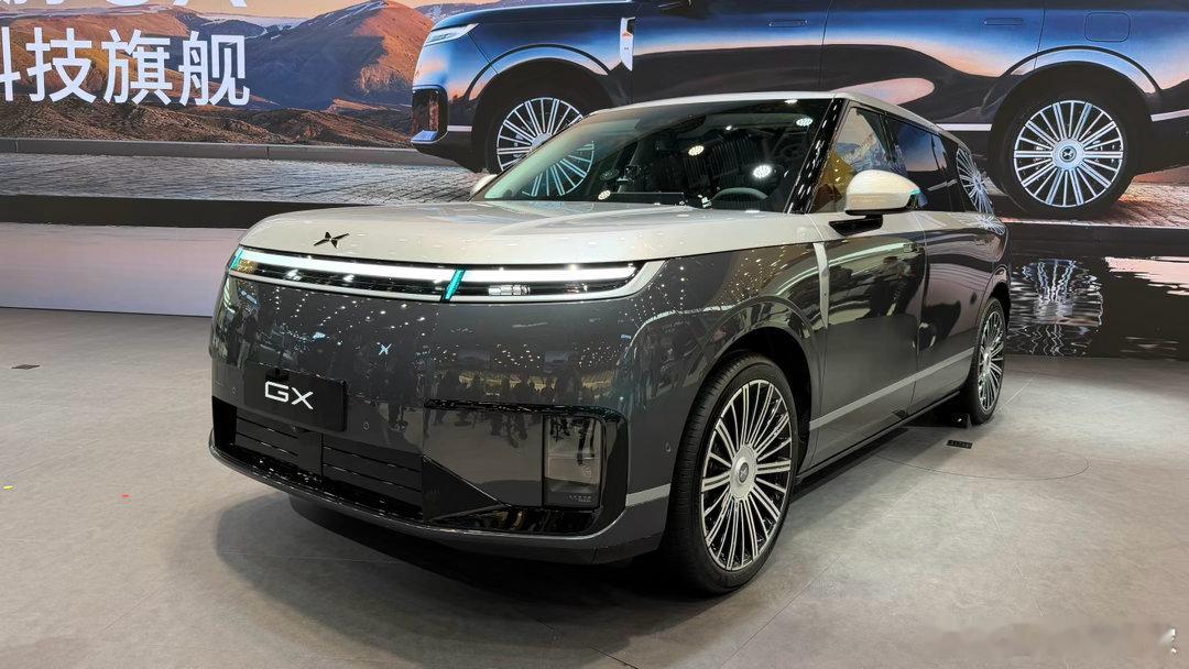 小鹏GX这个双拼色车身还真好看👍之前在棚里拍了这台车的静态，过几天再去试试动态