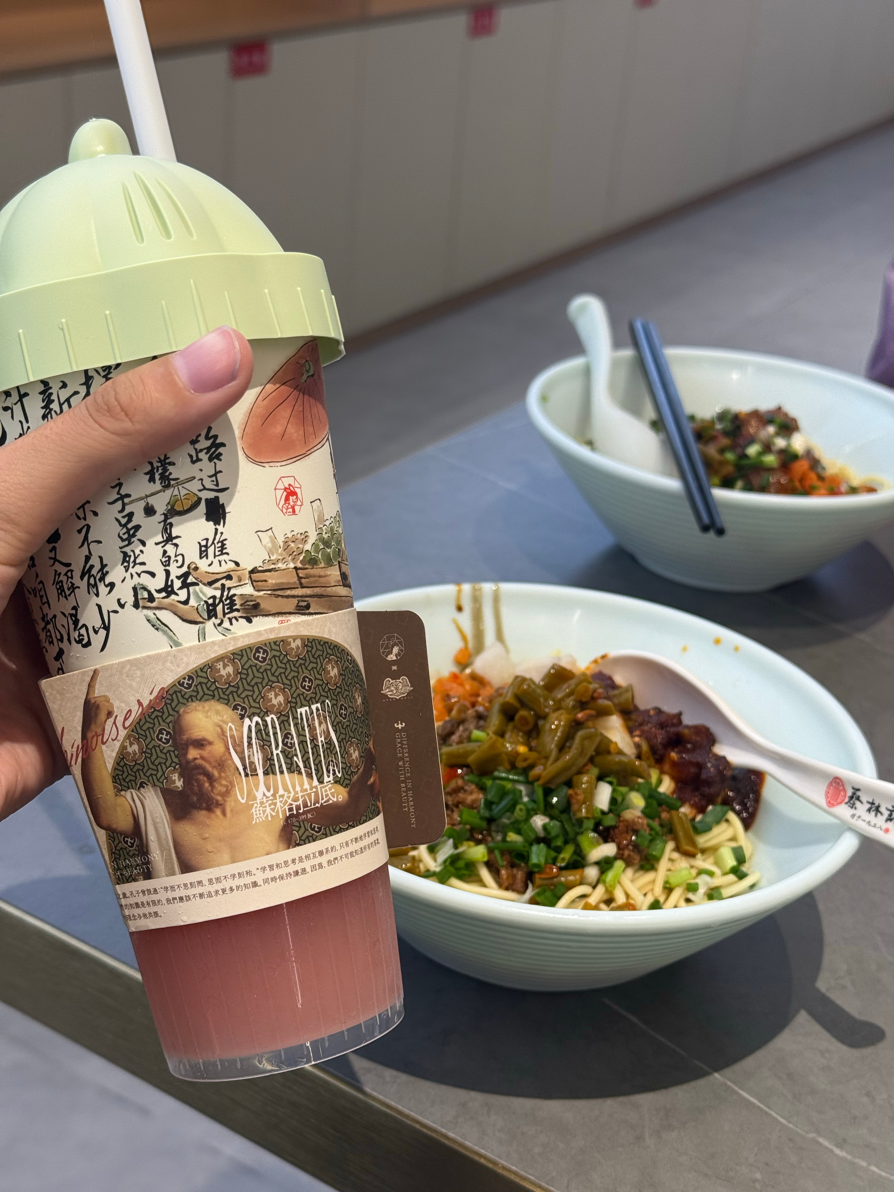 mia的plog时刻 武汉太热热热了……今天外面拍摄43度~机场来碗热和茶颜悦色