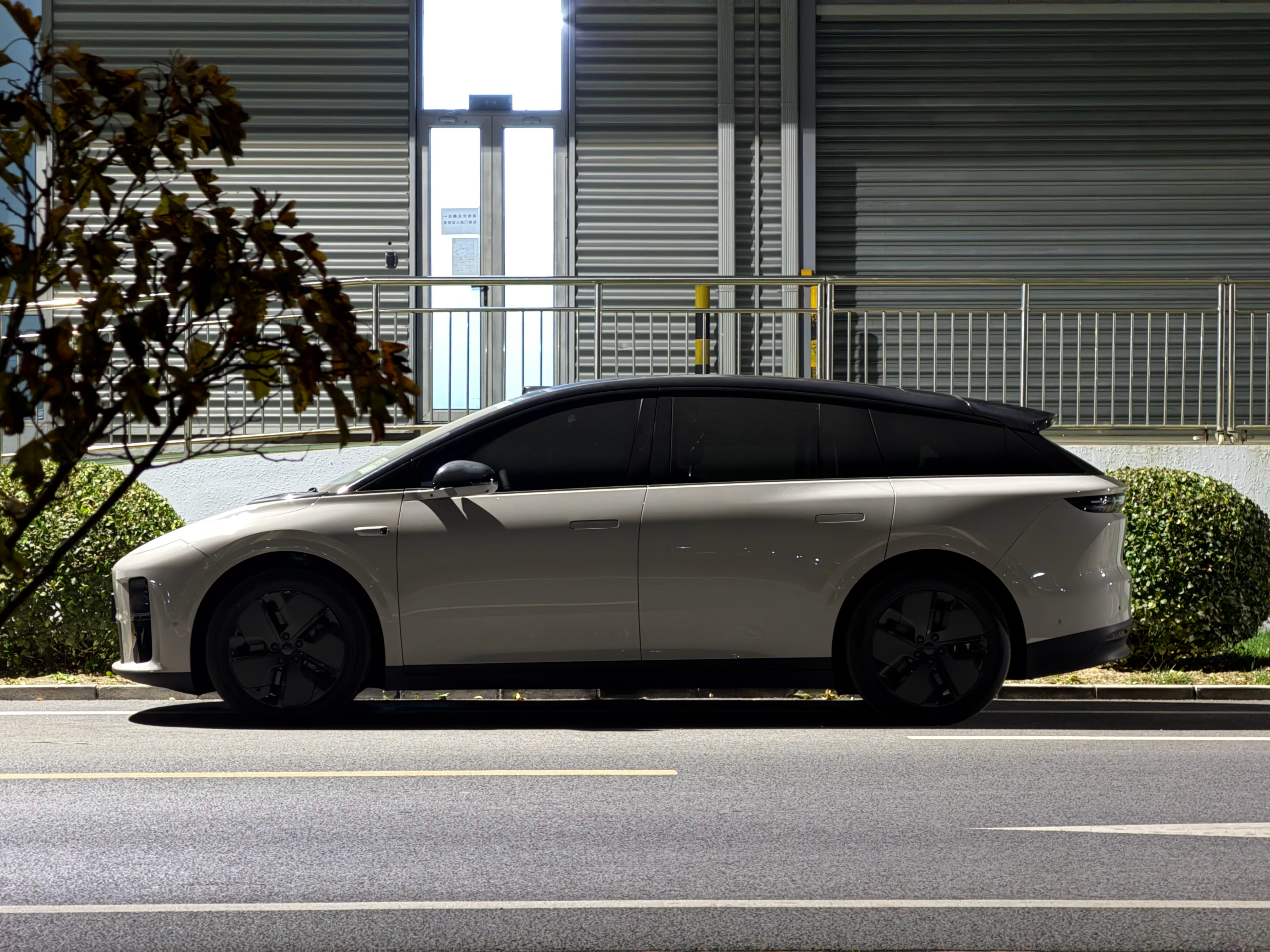 下班公司停车场的随手拍，依次是理想i6、理想i8和理想MEGA，大家说说什么感觉