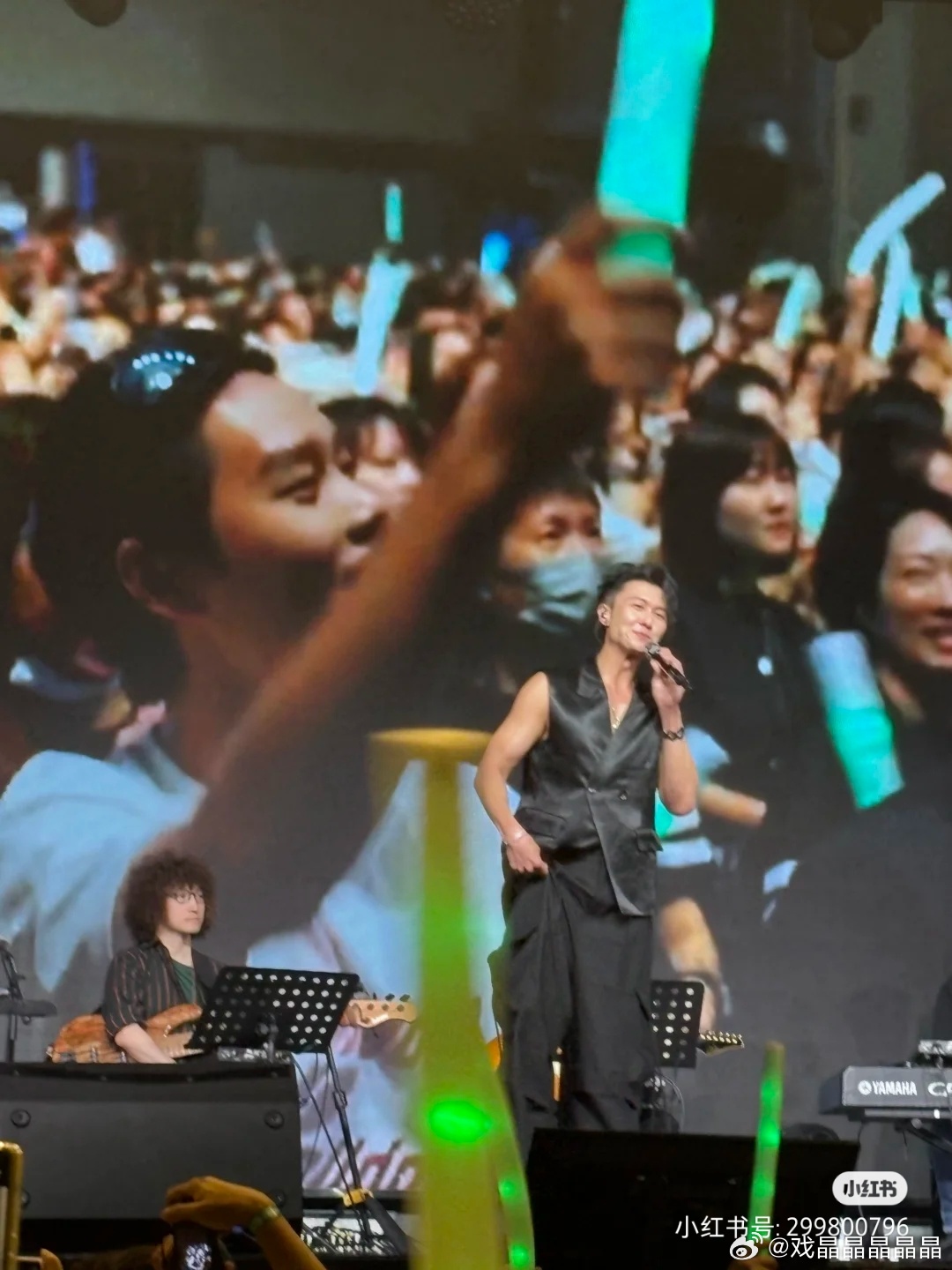 柯淳一回广州就去看王浩信的演唱会了 ​​​