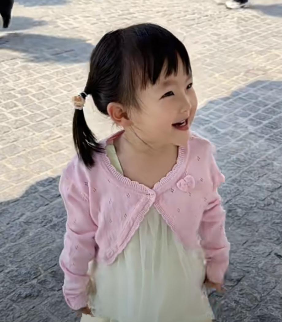 闪闪学着自己去买饮料了，他能挑准自己想要吃的东西。但是至于付钱的问题，他还有些不