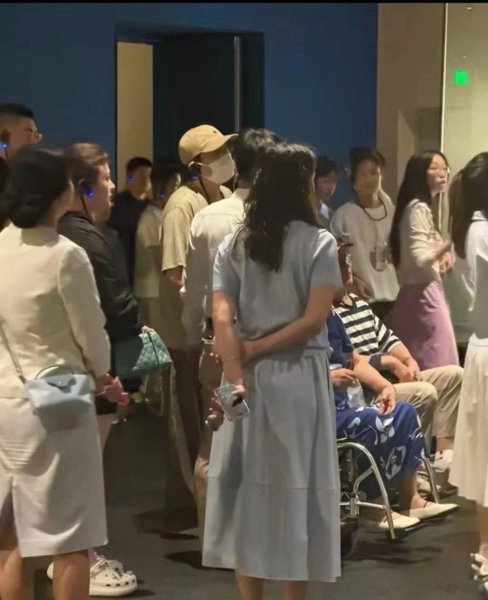 沈腾和妻子王琦，一起现身成都三星堆博物馆游玩，一同现身的还有沈腾的父母。沈腾全副