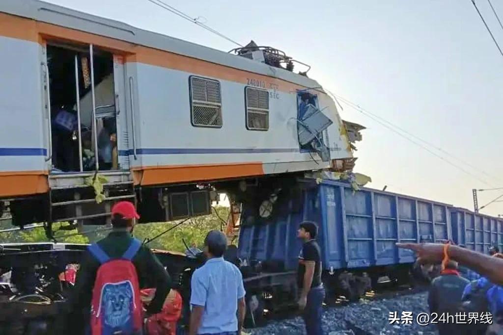 印度的列车又又又出事了，这次是追尾事件导致8死，列车车厢直接骑上货车。

就在昨
