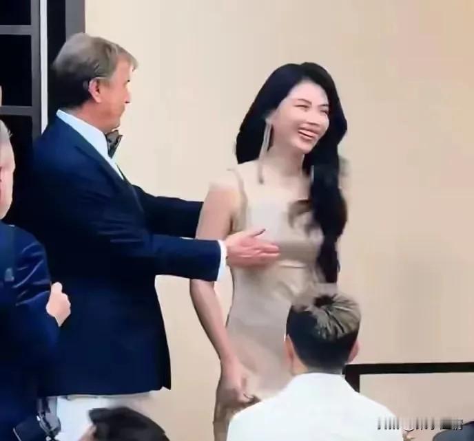 刘涛，冲上热搜！
10月28日，刘涛冲上热搜，网传她在上海一场品牌活动合影时，疑