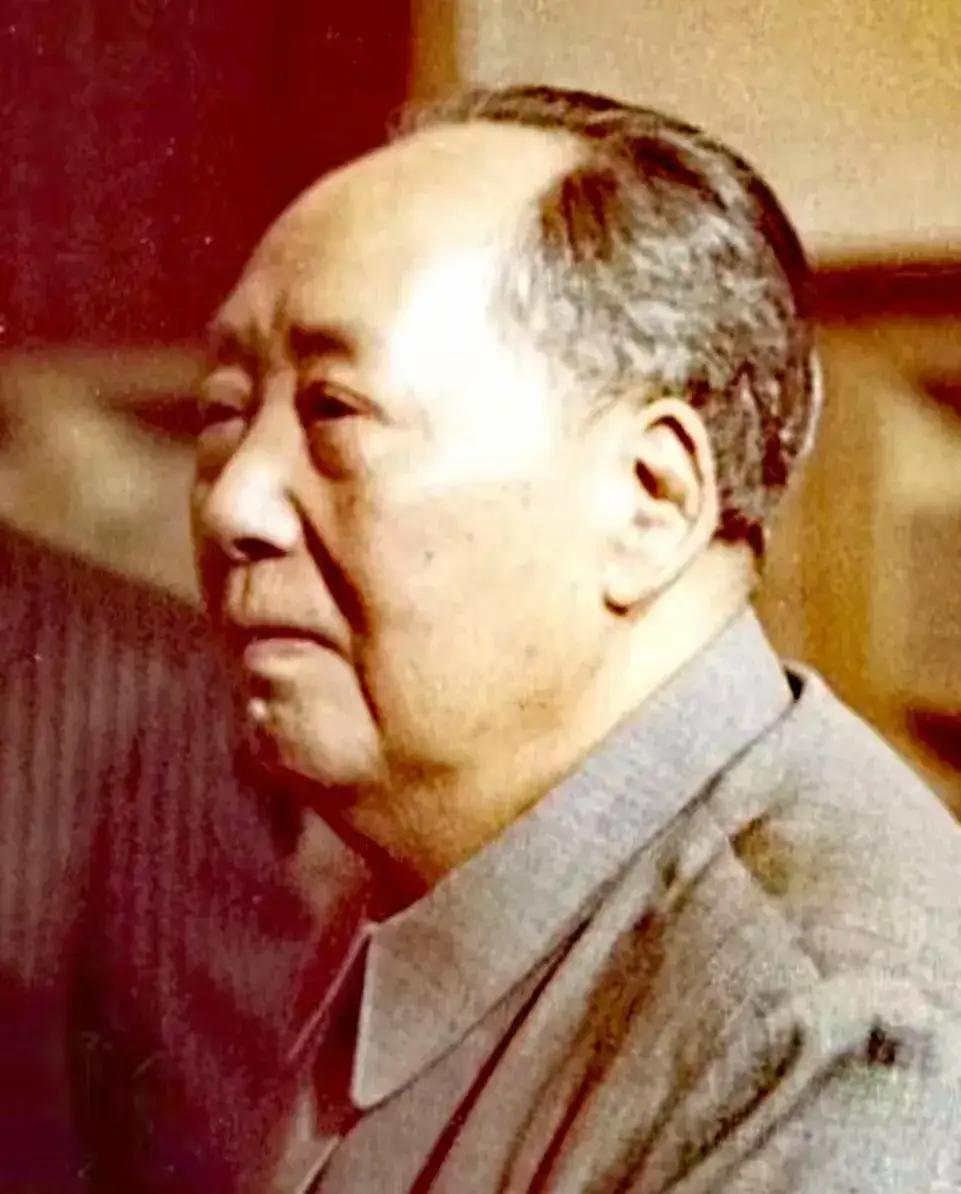 怀念这位老人家，
这位老人家大家都认识吗？