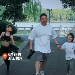 黄磊孙莉带儿女逛西湖黄磊妻子孙莉在社交平台晒出带二女儿黄少艾和小儿子出游的视频。