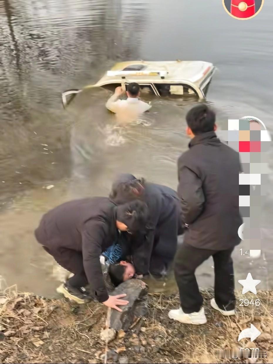 惊险一幕：三轮车不慎坠入河中，一对夫妻恰巧路过。男子不假思索，纵身跃入河中。在这