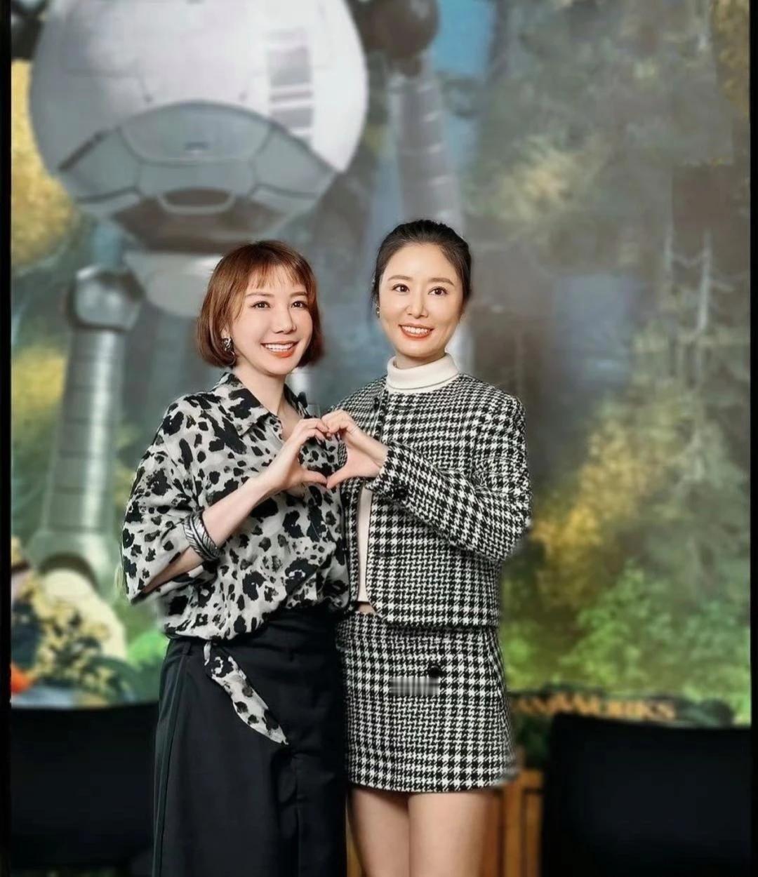林心如状态超好，完全不像快50岁的人！穿着格子套装，看着既知性又优雅，难怪霍建华