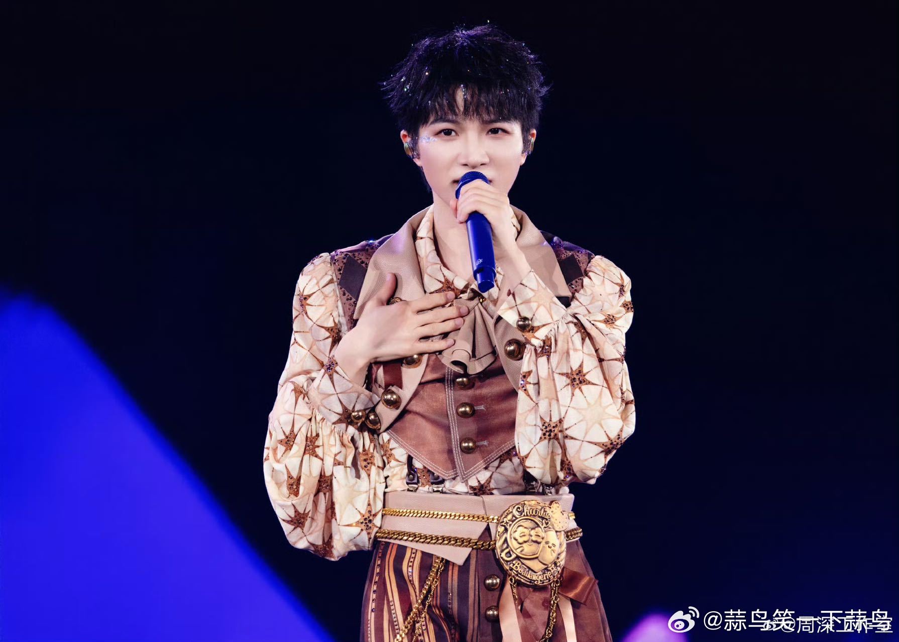 周深我的耳机也不见了脱口秀和ta的朋友们 节目里有人丢了耳机结果周深现场唱了一段