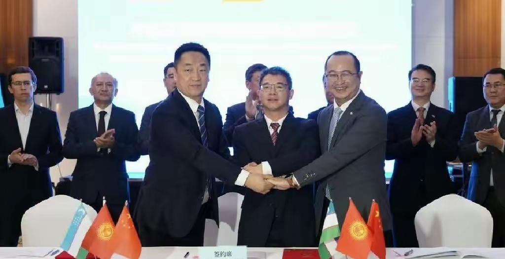 重磅新闻！12月17日，中吉乌铁路建设协议已在比什凯克正式签署。

这消息太振奋