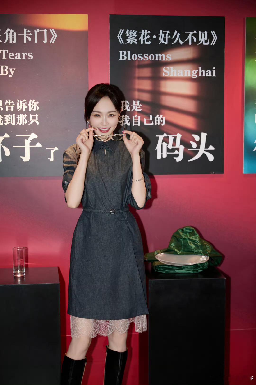 繁花永续王家卫作品收藏特展唐嫣的笑容可以治愈一切，允许你接着在花园看剧本了[抱一