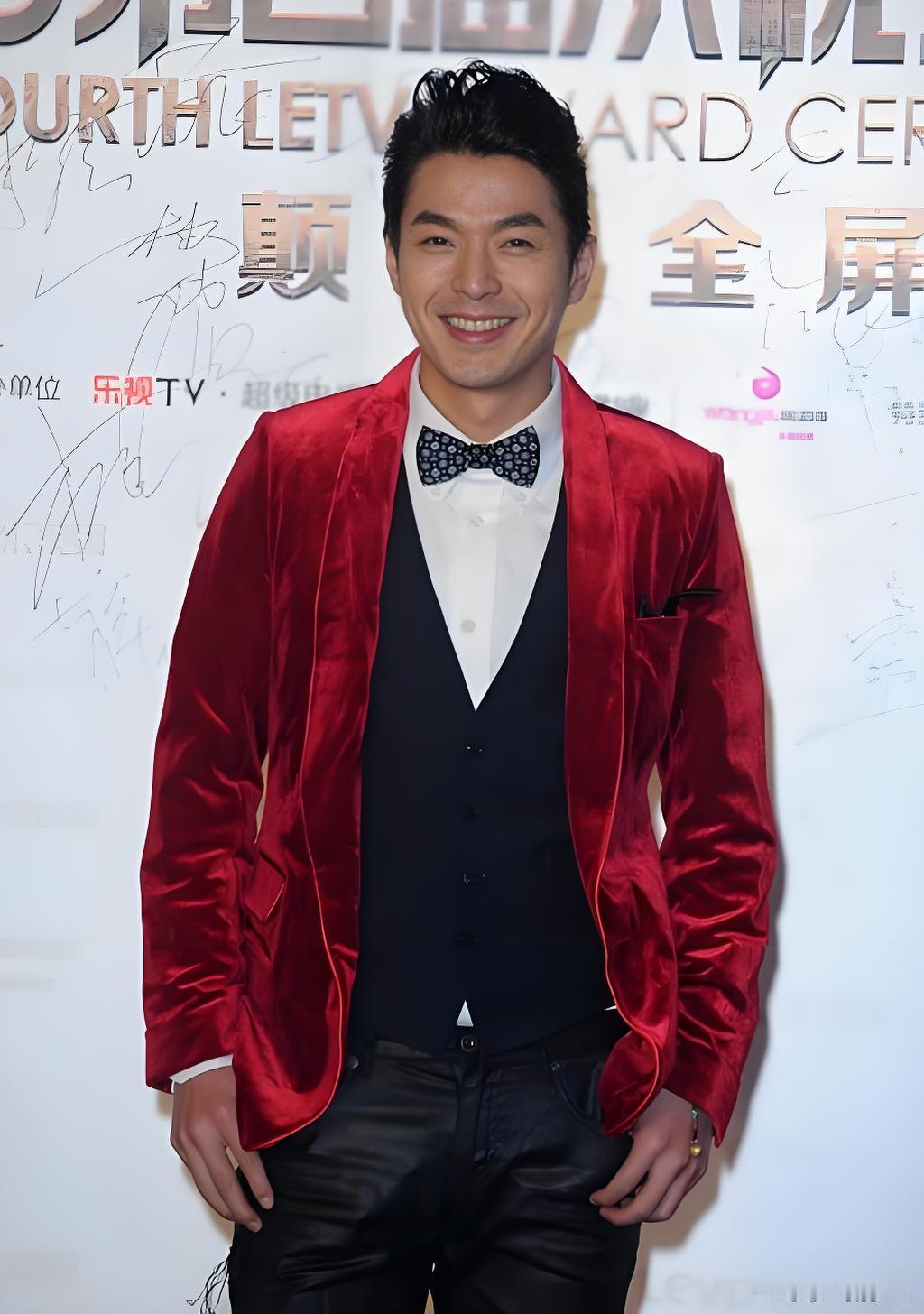 演员李威已经被判刑，这是真的吗？

粉丝提问：娱乐圈不打烊，据说演员李威已经被判