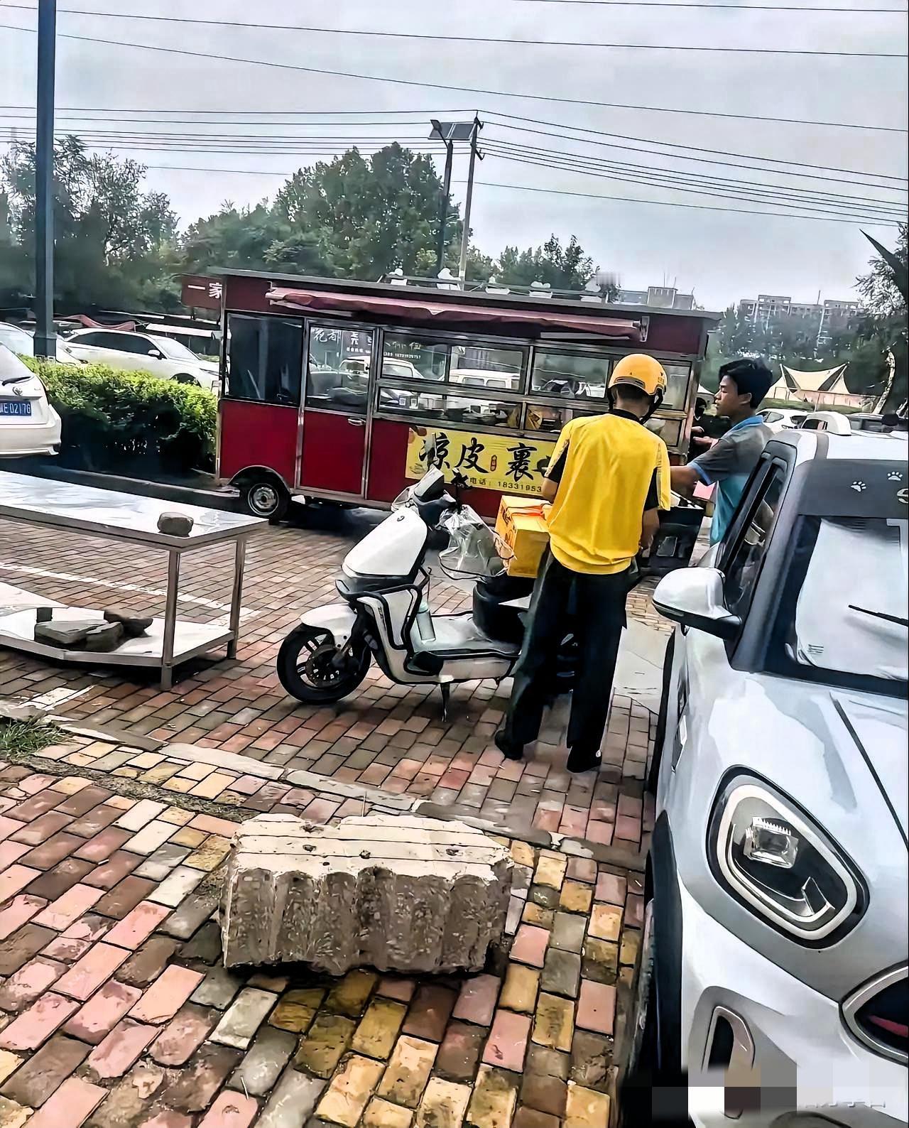 我媳妇的苹果 17ProMax 丢了，回到家以后趴在沙发上哭，我问了好久，才告诉