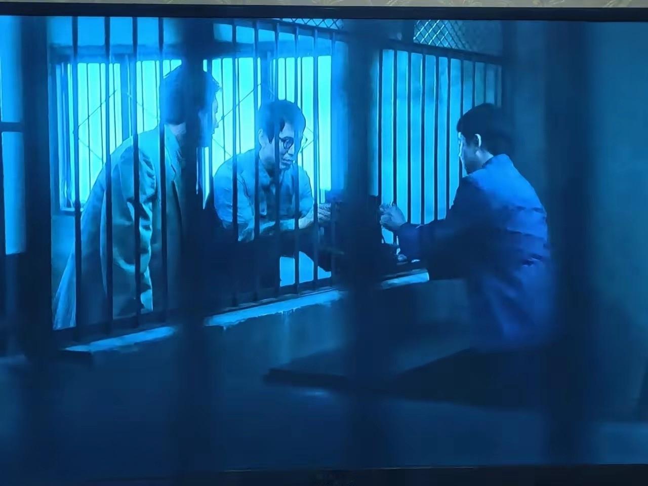 追剧《重器》 年轻人看了，觉得剧情太夸张了，19岁小伙子在街上骚扰女学生，并且动