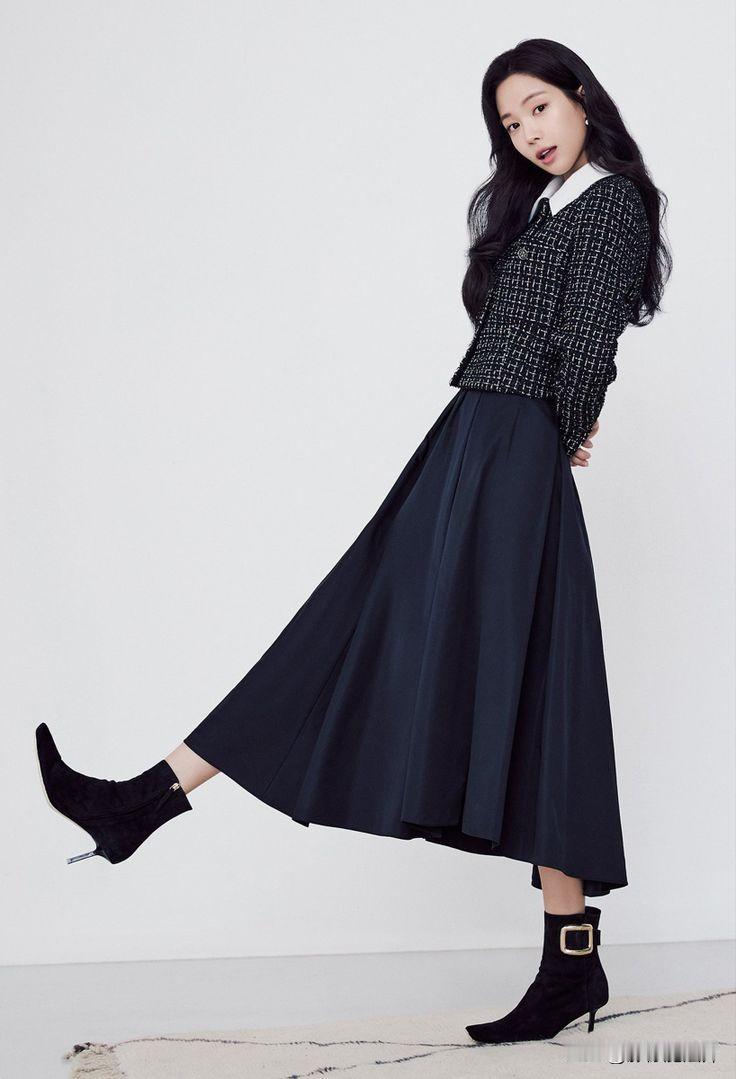 优雅黑裙的搭配真的能让人尽显时尚魅力。就像江疏影的黑色透视裙造型，搭配黑长直，那