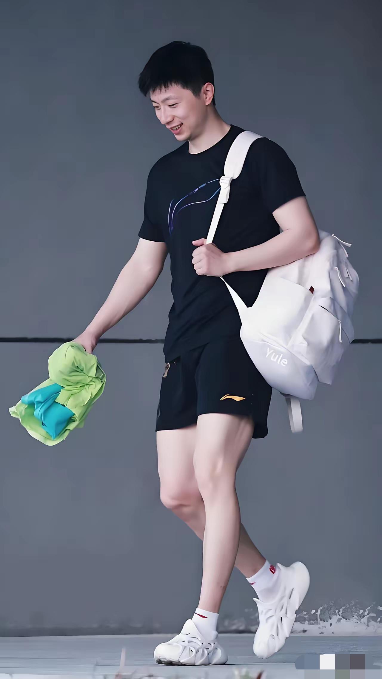 国乒传承，马龙到成都封闭训练基地帮助国乒备战伦敦世乒赛！
马龙真的做到把国乒小将