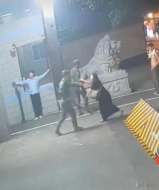 5月10日凌晨，四川一男子跑到武警营门自卫哨求救，说自己被人追打。武警官兵快速反