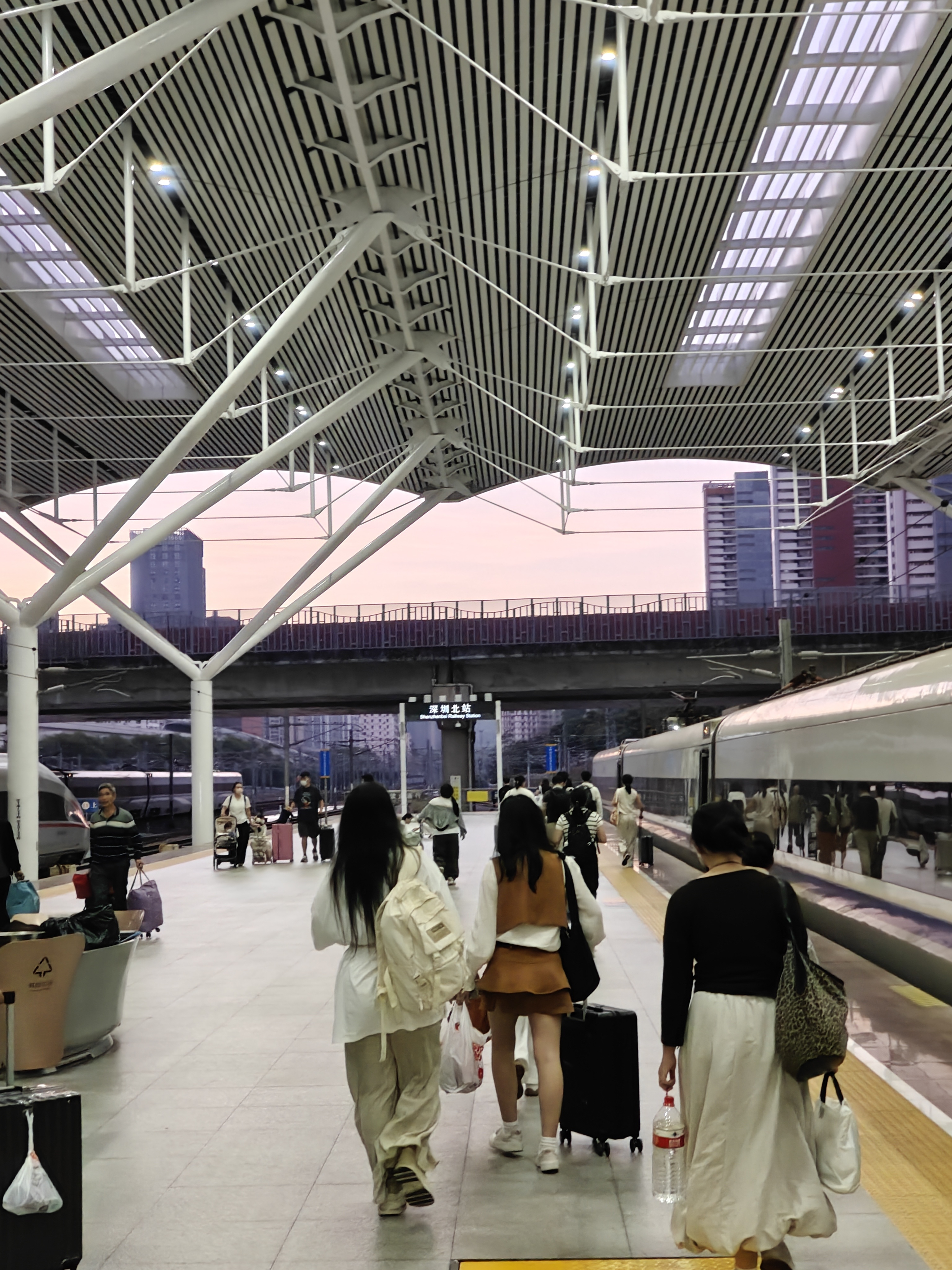 深圳五点多天还没亮，赶个早班车～铁铁们早啊！  ​​​