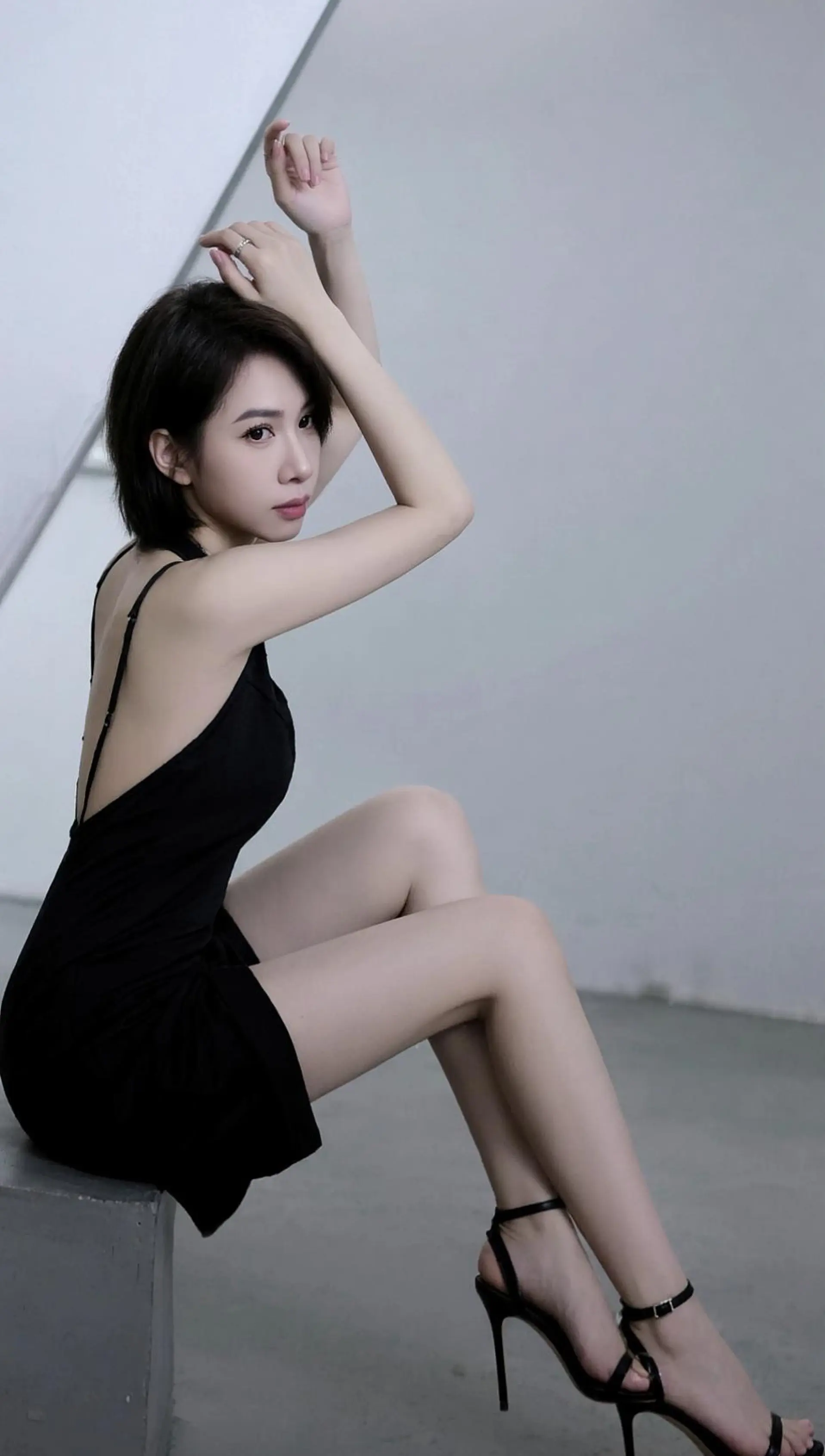 小性感 穿出长腿美感 纯欲天花板 秀出好身材 黑色连衣裙的诱惑