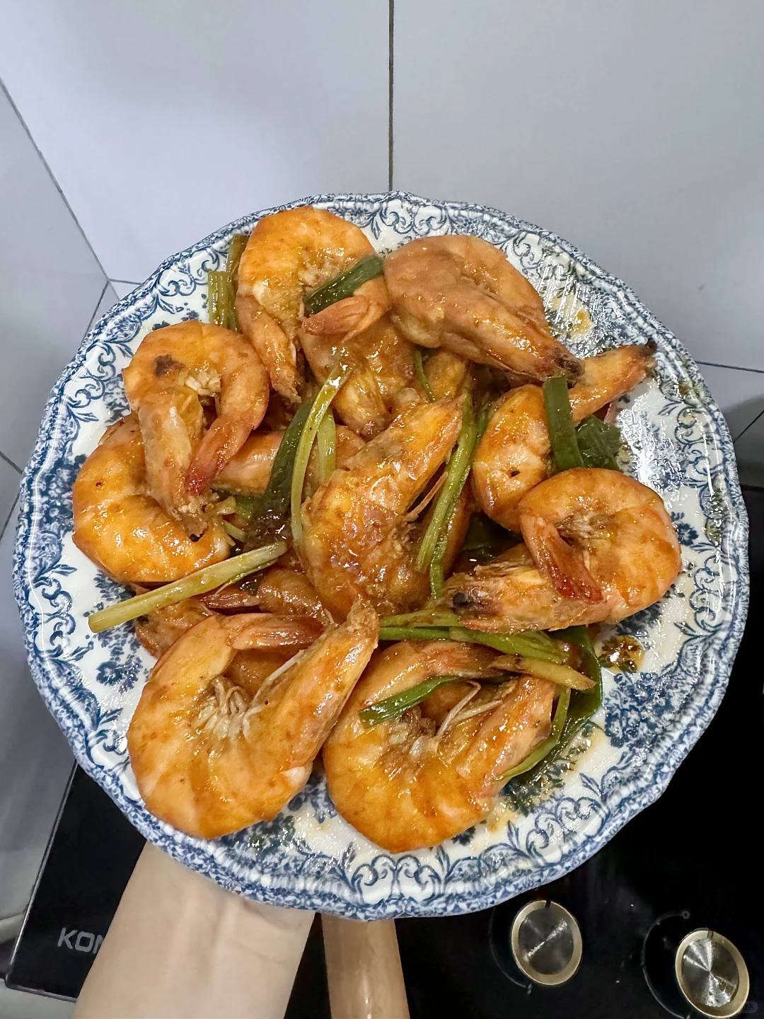 油焖大虾只用了两种调味料，超级简单好吃！
