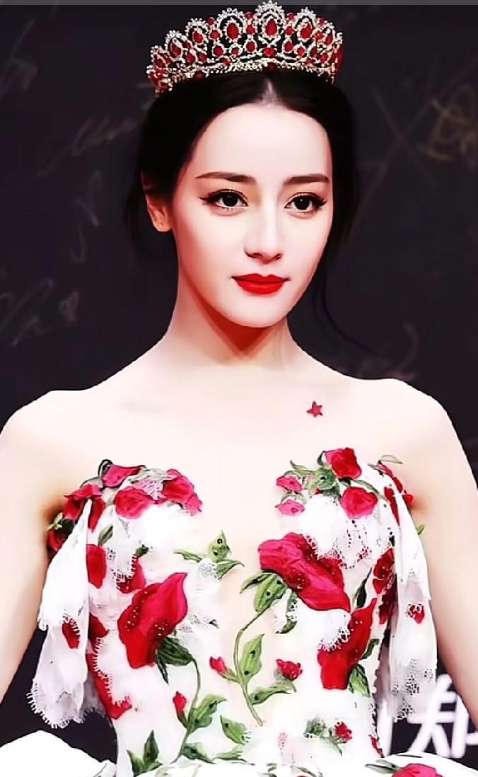 别再说90花转型难了。
迪丽热巴刚拿完五大刊满贯。
转头扎进了第三部古装剧。
上