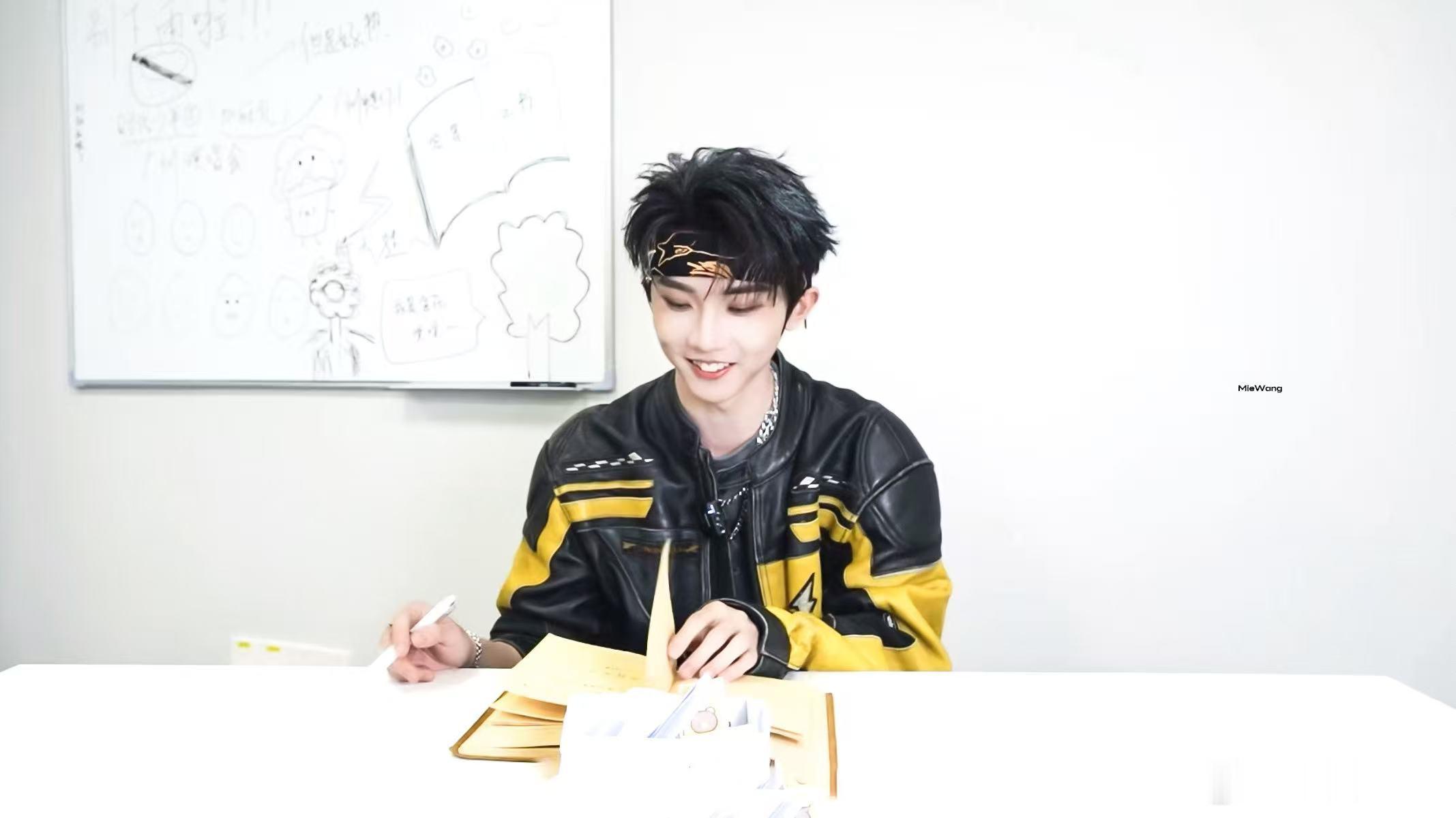 马嘉祺说盯着脚下的路慢慢走一路看着马嘉祺成长，发现他一直都在践行这句话。不浮躁、