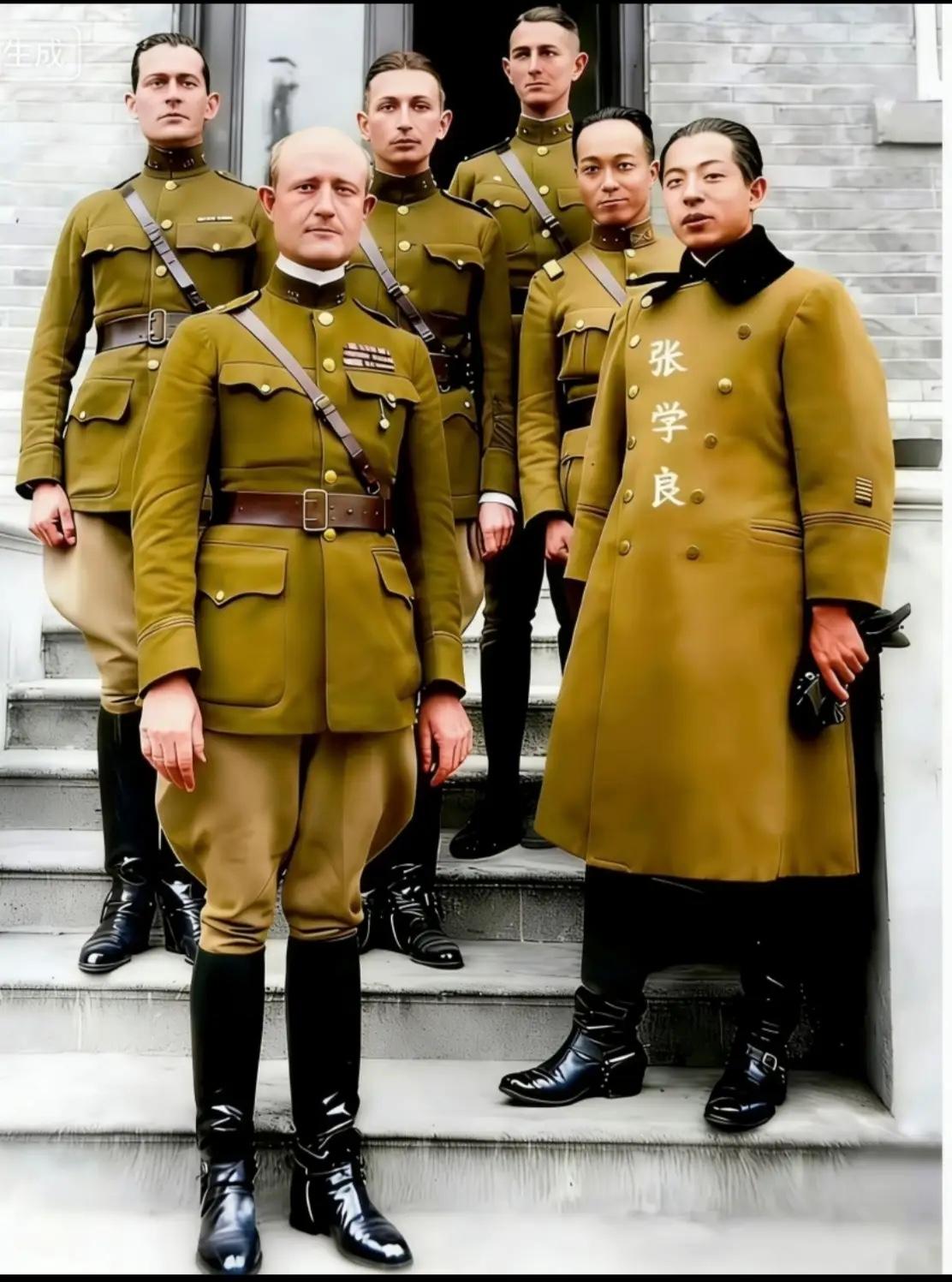 1920年代末，张学良与德国军事顾问在沈阳帅府台阶上合影，意气风发。

这是他主