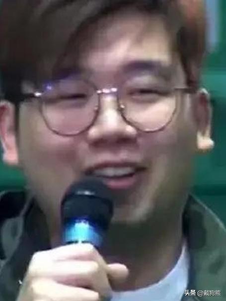 他是于东来的儿子于博文，今年32岁，中国传媒大学双学位 ‌‌
纽约大学（New 