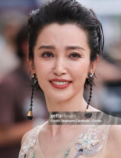 李冰冰怎么做到左脸哭右脸笑的 李冰冰在巴黎阿玛尼高定时装周上，被G社（Getty