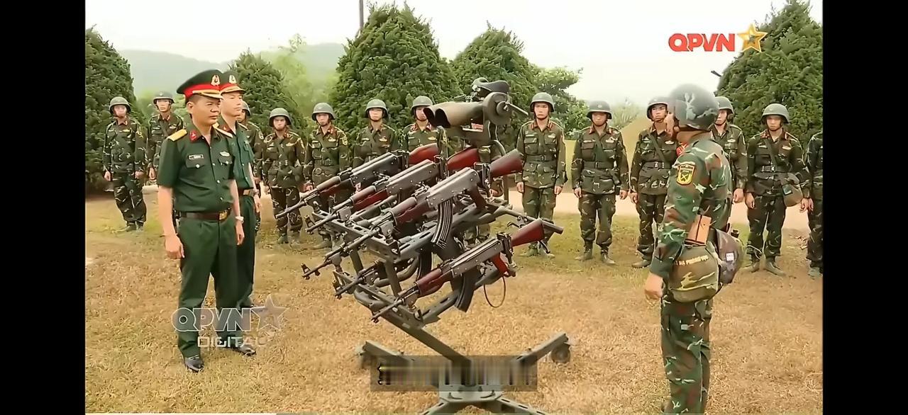 越军研发的反无人机系统，就是把6支AK自动步枪和对空指挥镜集成在一起，在空中形成